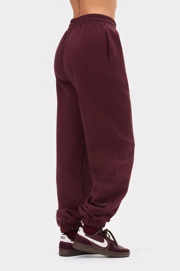 STRONGER-L989_1058-Essential Sweatpants_Port Royal-02.webp
