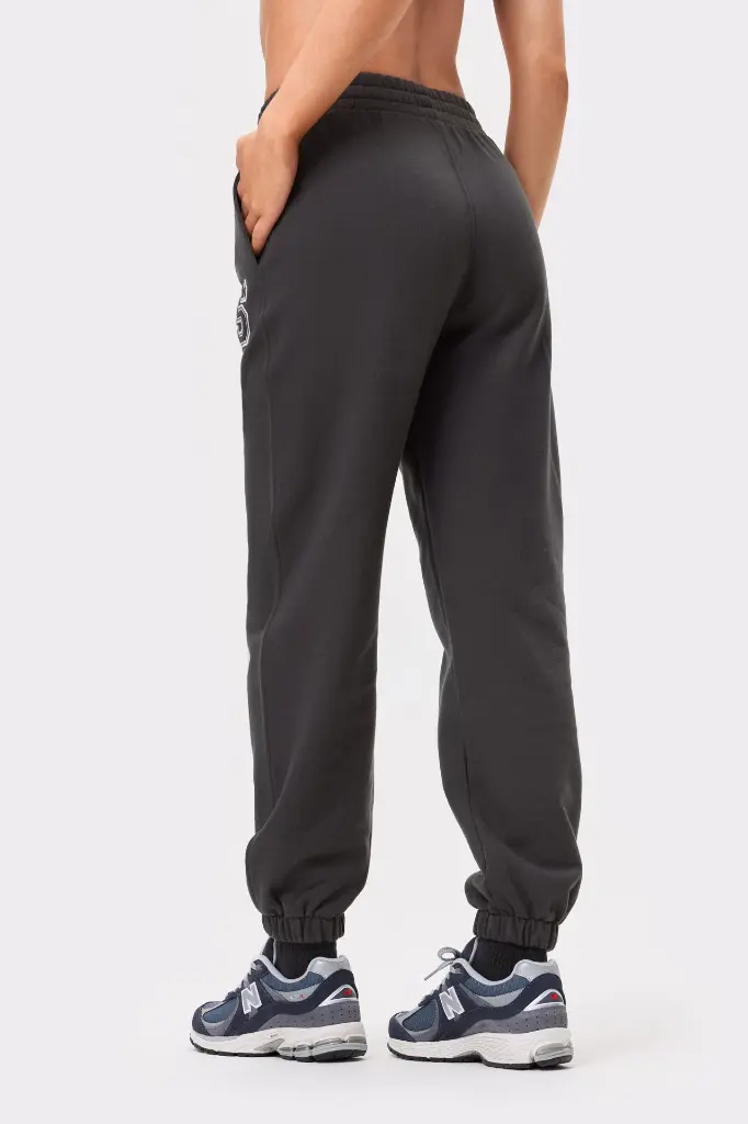 STRONGER-L989_1055-Essential Sweatpants_Bristol Black-03.webp