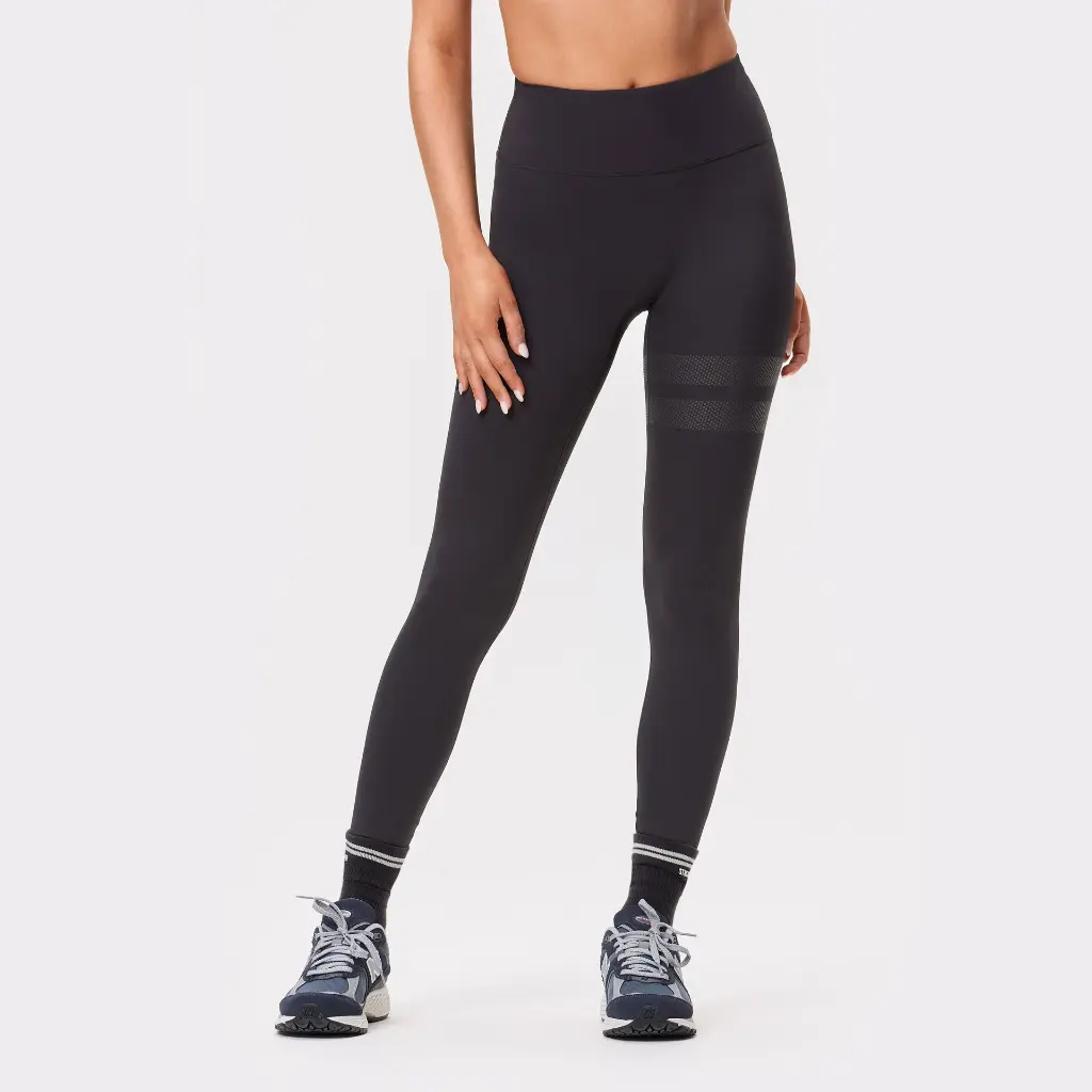 STRONGER-L941_1055-The Signature One Leggings_Bristol Black-99.webp