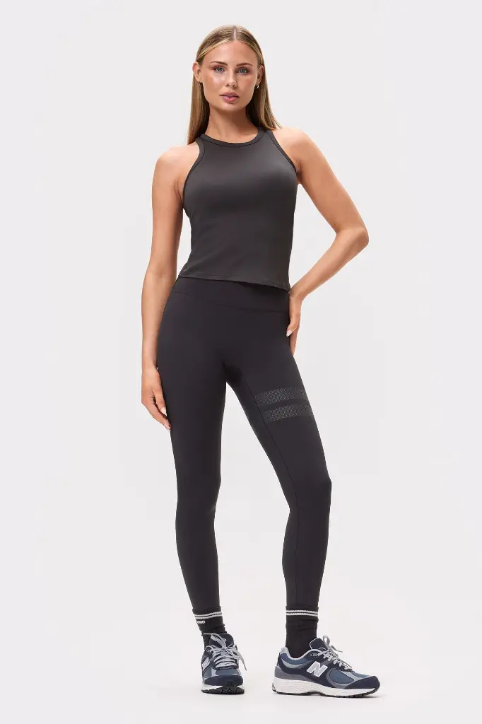 STRONGER-L941_1055-The Signature One Leggings_Bristol Black-06.webp