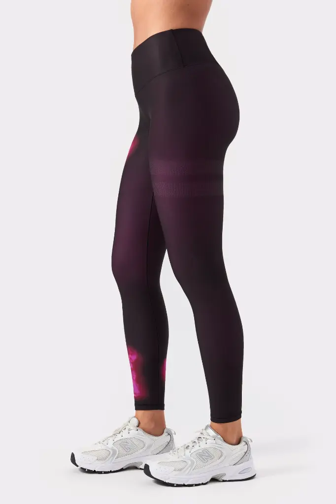 STRONGER-L1026_9023-The Printed One Leggings_Orchid Magenta-04.webp