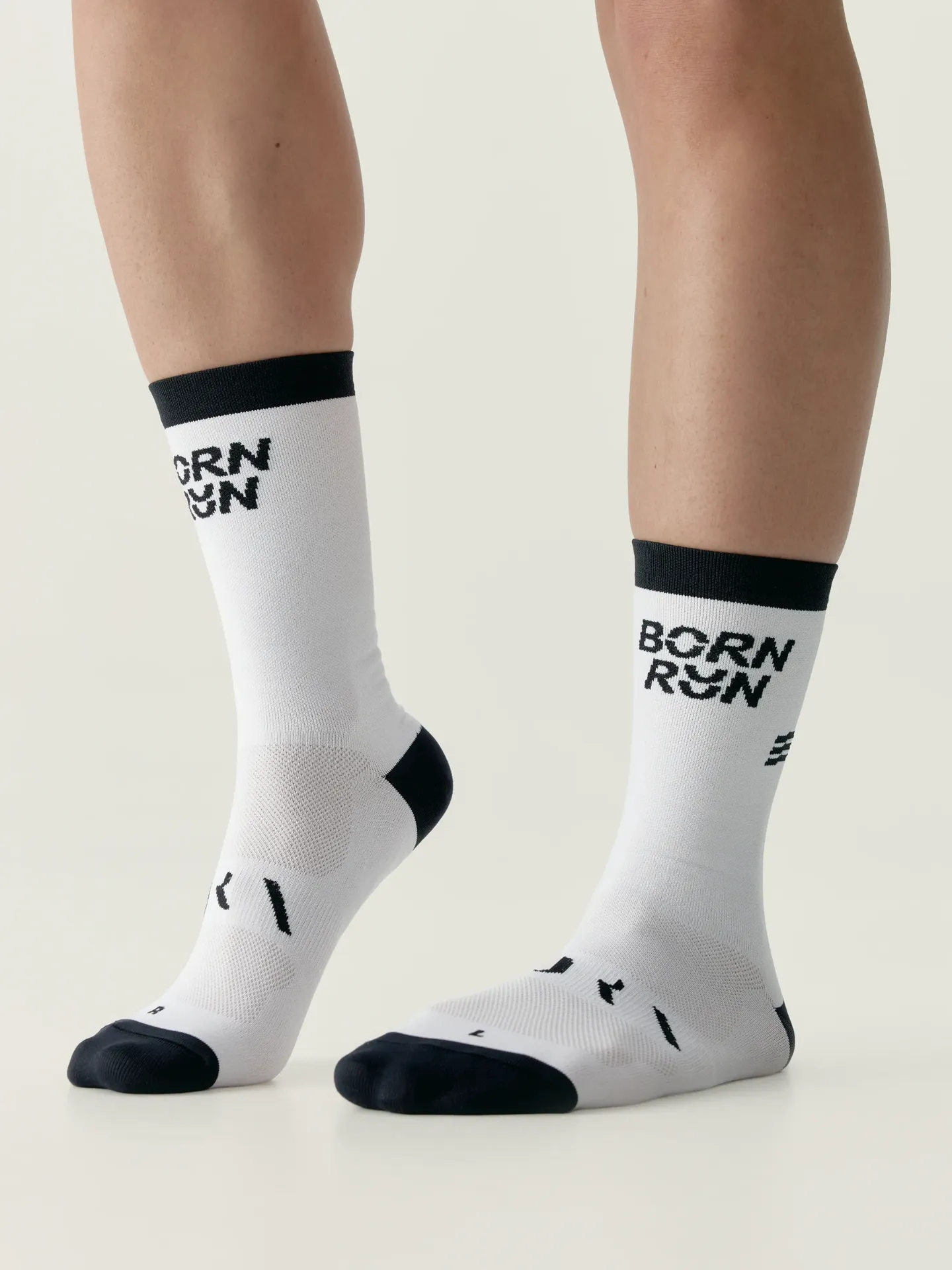 [BLYR12-37/39-WI] Born Living Yoga Run Socks White/Black (37/39)